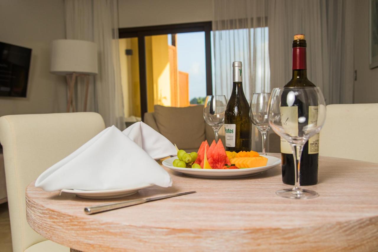 Hacienda Samana Bay Hotel Exterior foto A table set for wine tasting