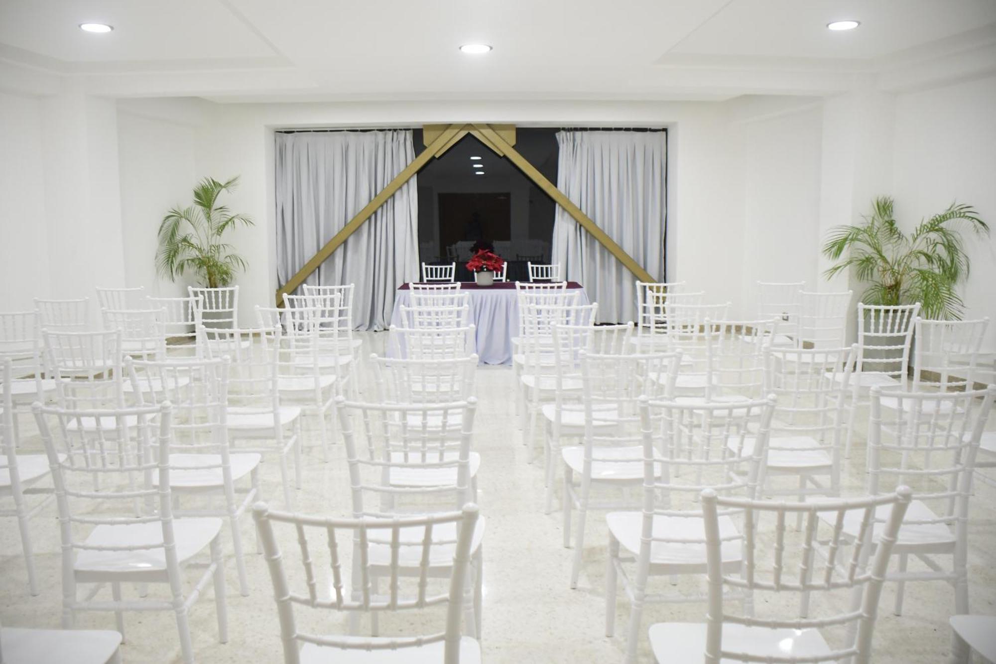 Hacienda Samana Bay Hotel Exterior foto Chiavari chairs